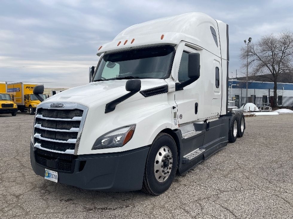 Sleeper Tractor-Heavy Duty Tractors-Freightliner-2022-T12664ST-Elkhart-IN-484,143\n\t\tmiles-$ 63,000 - Image 3