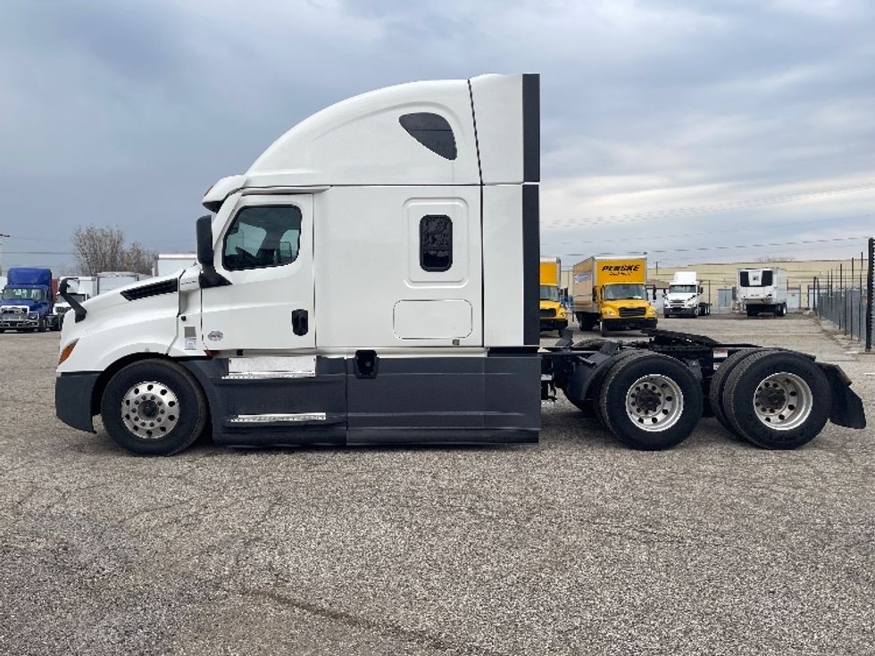 Sleeper Tractor-Heavy Duty Tractors-Freightliner-2022-T12664ST-Elkhart-IN-484,143\n\t\tmiles-$ 63,000 - Image 4