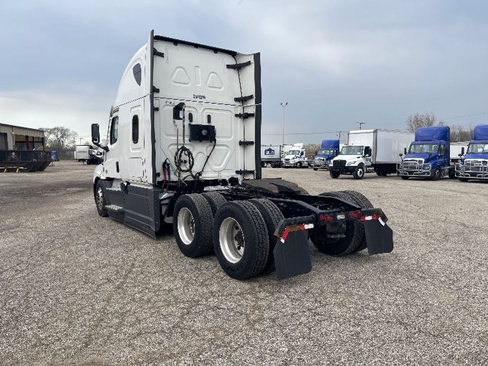 Sleeper Tractor-Heavy Duty Tractors-Freightliner-2022-T12664ST-Elkhart-IN-484,143\n\t\tmiles-$ 63,000 - Image 5