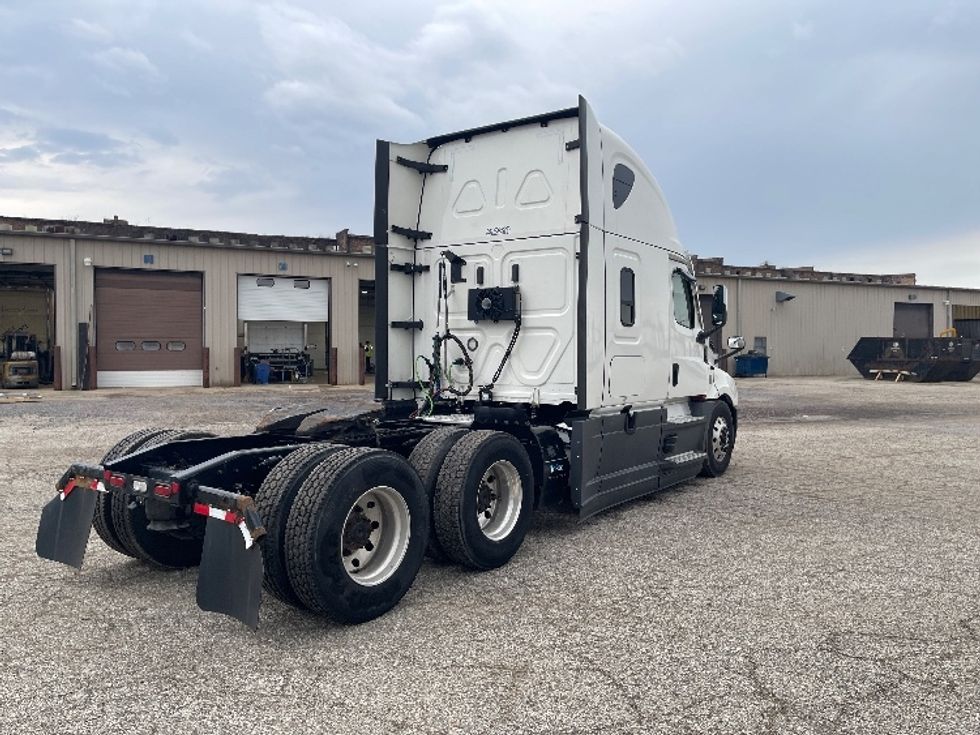 Sleeper Tractor-Heavy Duty Tractors-Freightliner-2022-T12664ST-Elkhart-IN-484,143\n\t\tmiles-$ 63,000 - Image 7