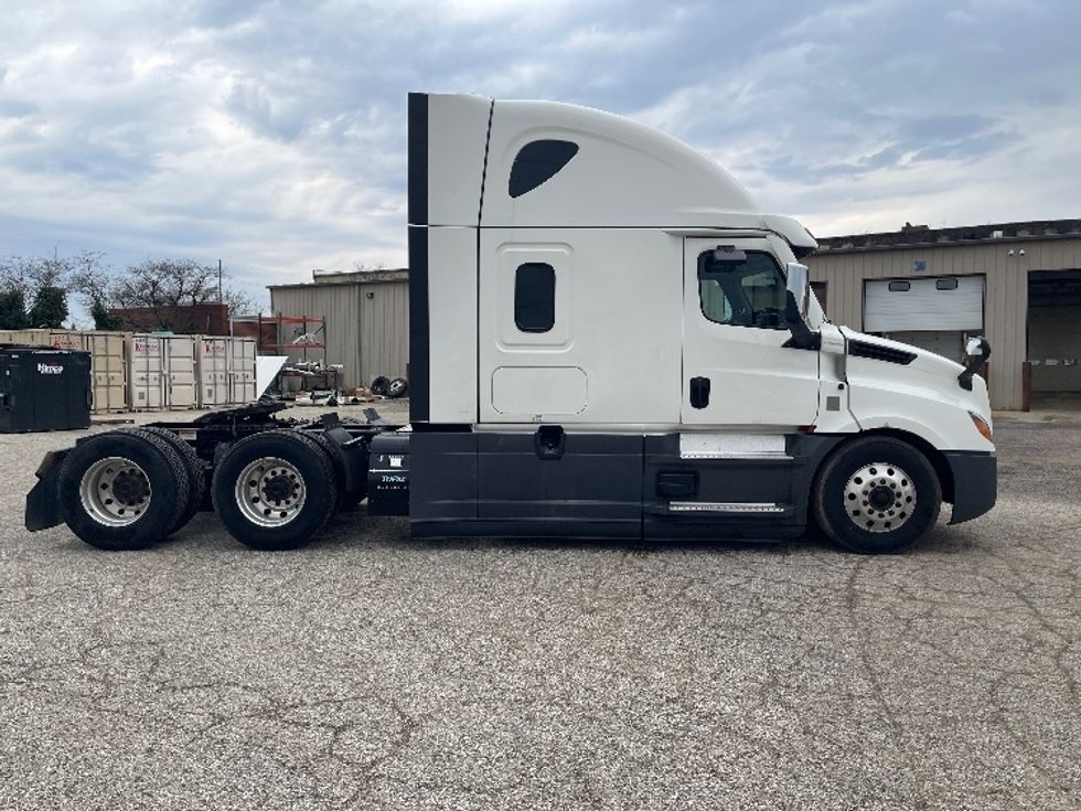 Sleeper Tractor-Heavy Duty Tractors-Freightliner-2022-T12664ST-Elkhart-IN-484,143\n\t\tmiles-$ 63,000 - Image 8