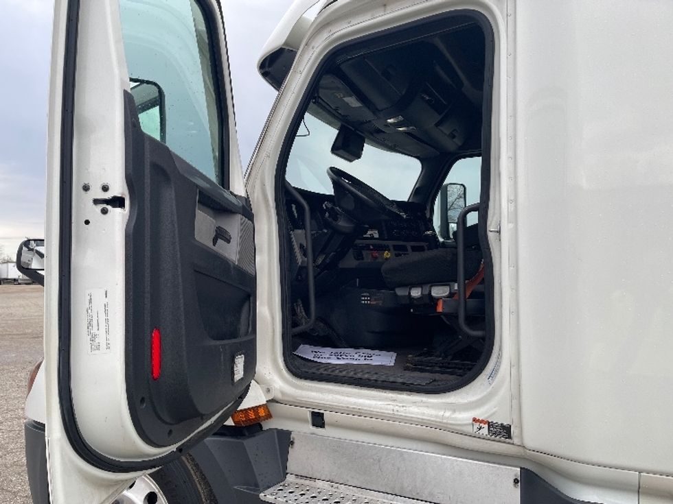 Sleeper Tractor-Heavy Duty Tractors-Freightliner-2022-T12664ST-Elkhart-IN-484,143\n\t\tmiles-$ 63,000 - Image 9