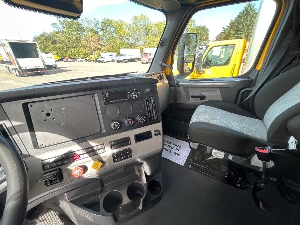 Sleeper Tractor-Heavy Duty Tractors-Freightliner-2022-T12664ST-Elmira-NY-432,516\n\t\tmiles-$ 71,000 - Image 11