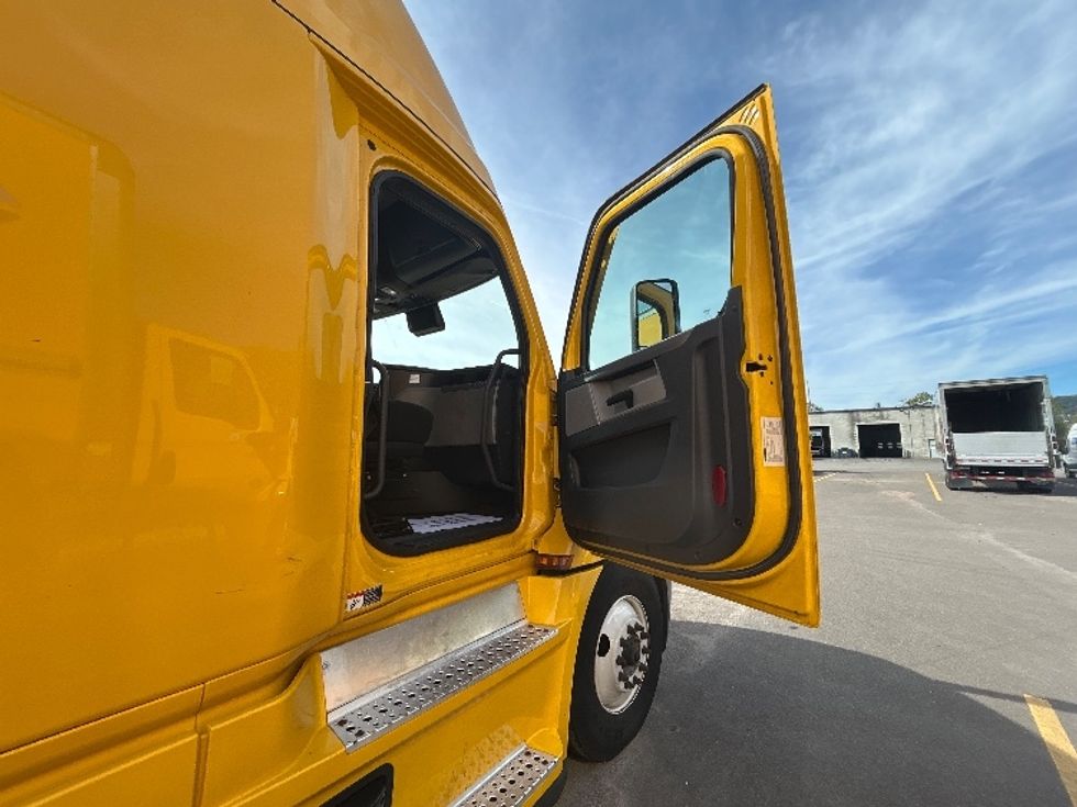 Sleeper Tractor-Heavy Duty Tractors-Freightliner-2022-T12664ST-Elmira-NY-432,516\n\t\tmiles-$ 71,000 - Image 12