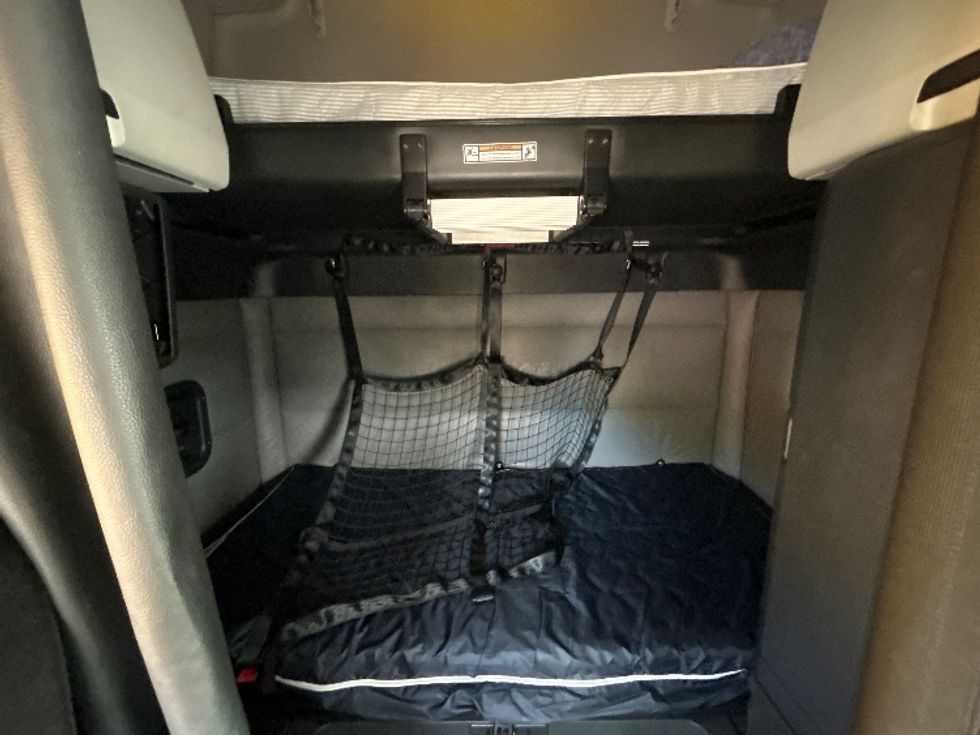 Sleeper Tractor-Heavy Duty Tractors-Freightliner-2022-T12664ST-Elmira-NY-432,516\n\t\tmiles-$ 71,000 - Image 15