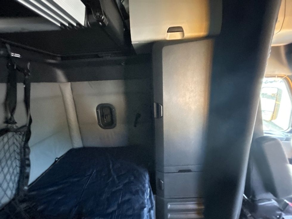 Sleeper Tractor-Heavy Duty Tractors-Freightliner-2022-T12664ST-Elmira-NY-432,516\n\t\tmiles-$ 71,000 - Image 17