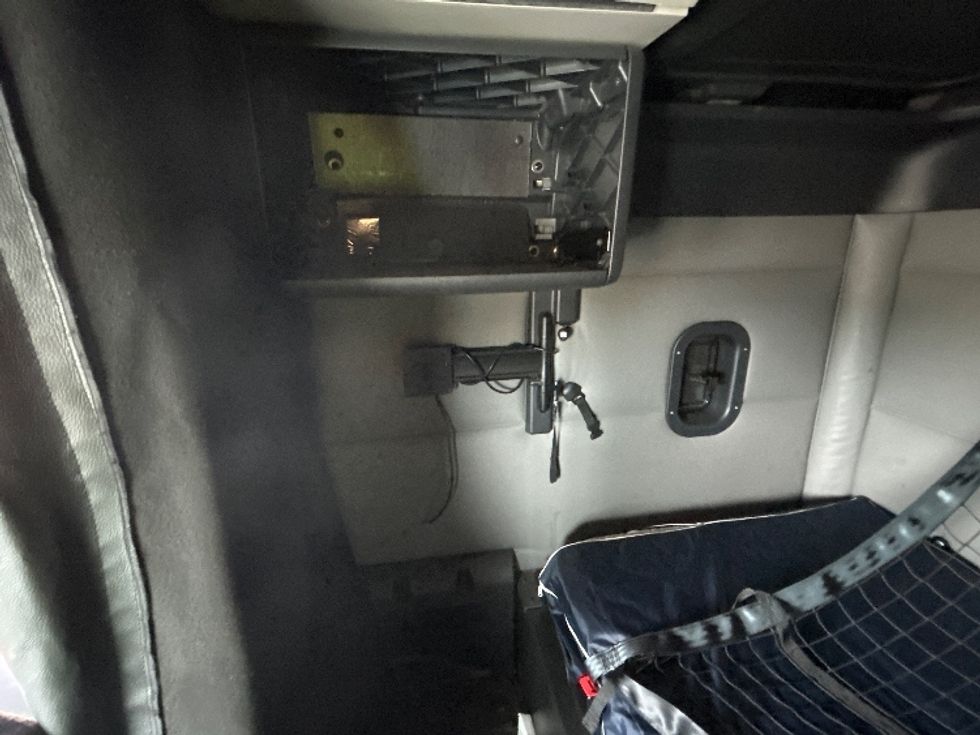 Sleeper Tractor-Heavy Duty Tractors-Freightliner-2022-T12664ST-Elmira-NY-432,516\n\t\tmiles-$ 71,000 - Image 18