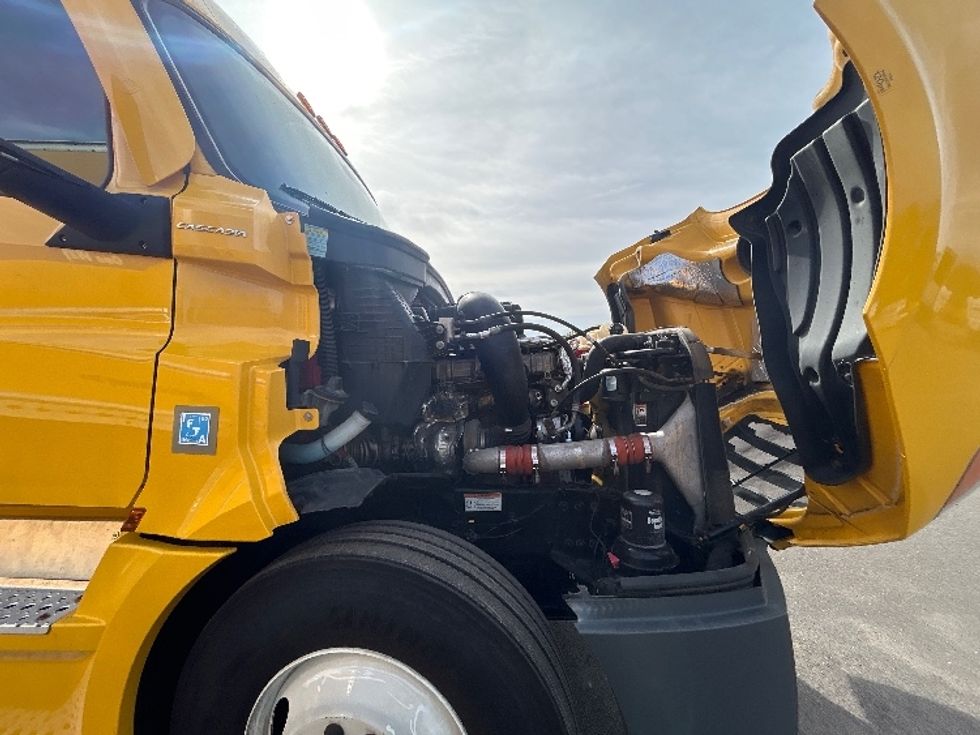 Sleeper Tractor-Heavy Duty Tractors-Freightliner-2022-T12664ST-Elmira-NY-432,516\n\t\tmiles-$ 71,000 - Image 19