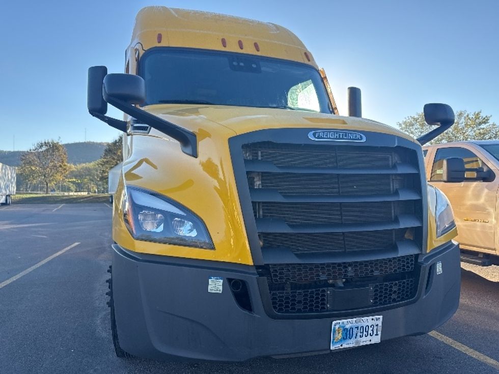 2022 Freightliner Cascadia 126" Sleeper Cab photo 2