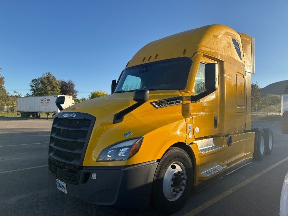 2022 Freightliner Cascadia 126" Sleeper Cab photo 3