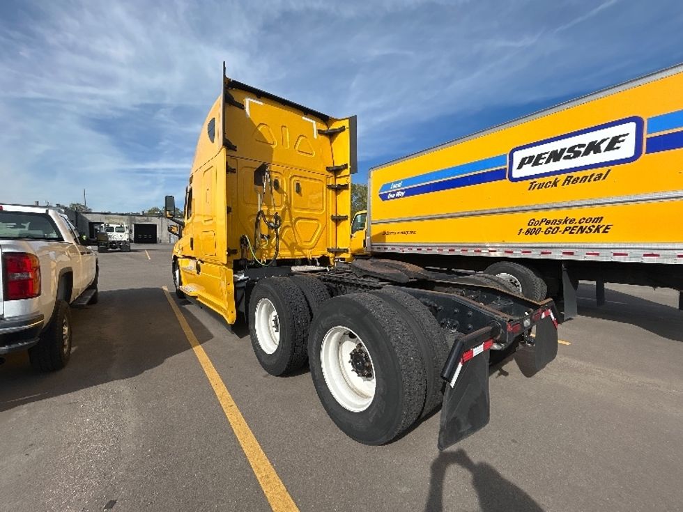 2022 Freightliner Cascadia 126" Sleeper Cab photo 4