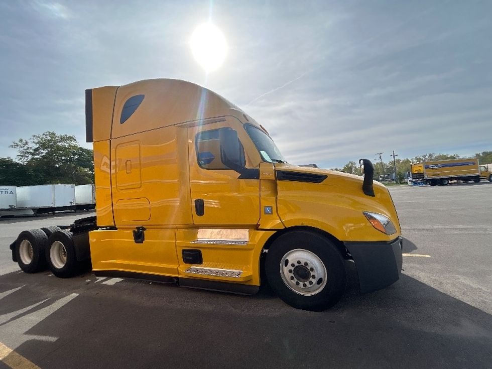 Sleeper Tractor-Heavy Duty Tractors-Freightliner-2022-T12664ST-Elmira-NY-432,516\n\t\tmiles-$ 71,000 - Image 7