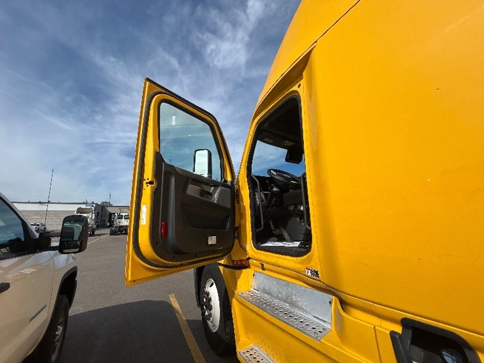 Sleeper Tractor-Heavy Duty Tractors-Freightliner-2022-T12664ST-Elmira-NY-432,516\n\t\tmiles-$ 71,000 - Image 8