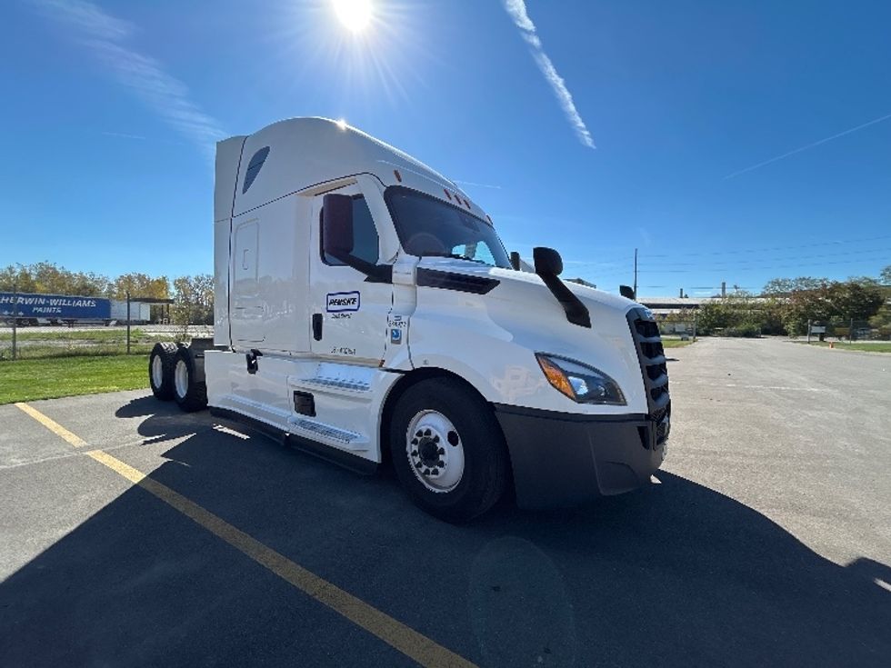 Sleeper Tractor-Heavy Duty Tractors-Freightliner-2022-T12664ST-Elmira-NY-591,958\n\t\tmiles-$ 60,000 - Image 1