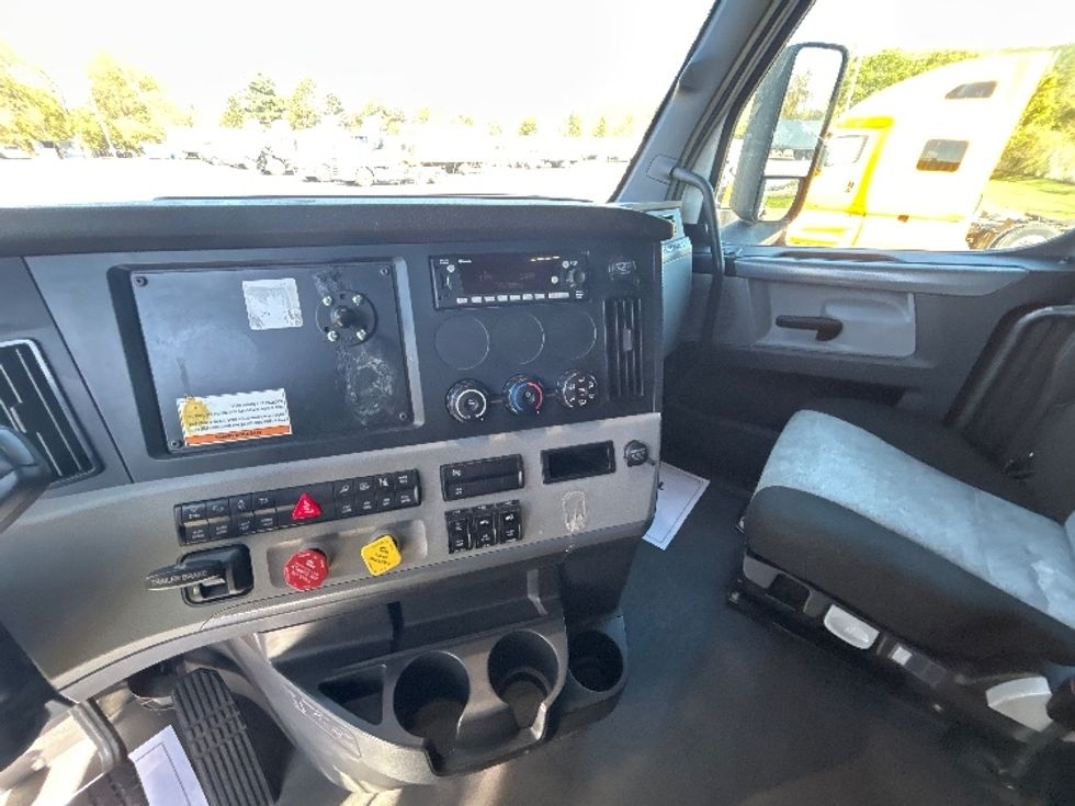 Sleeper Tractor-Heavy Duty Tractors-Freightliner-2022-T12664ST-Elmira-NY-591,958\n\t\tmiles-$ 60,000 - Image 12