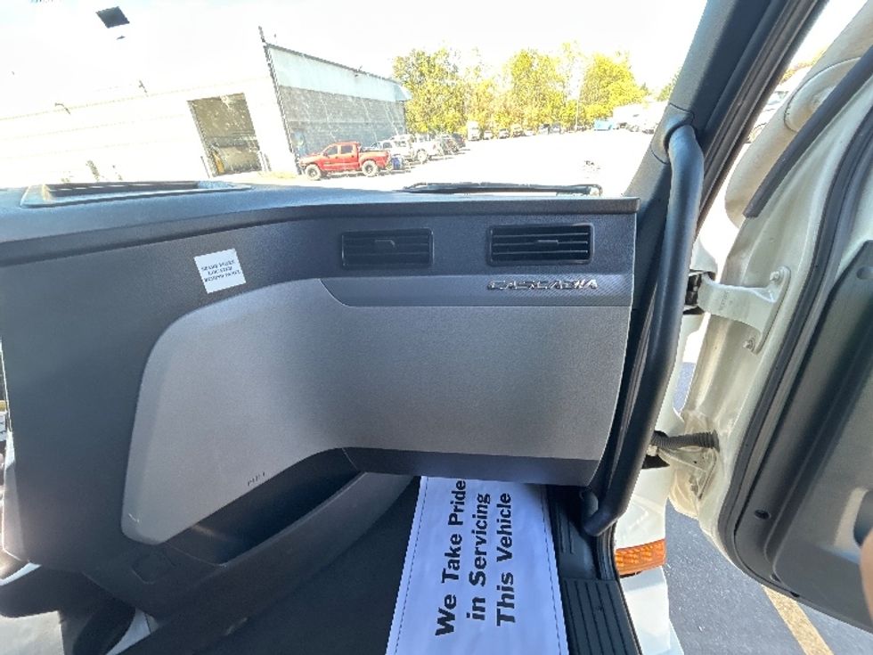 Sleeper Tractor-Heavy Duty Tractors-Freightliner-2022-T12664ST-Elmira-NY-591,958\n\t\tmiles-$ 60,000 - Image 14