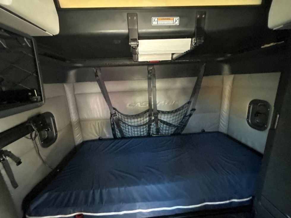 Sleeper Tractor-Heavy Duty Tractors-Freightliner-2022-T12664ST-Elmira-NY-591,958\n\t\tmiles-$ 60,000 - Image 16