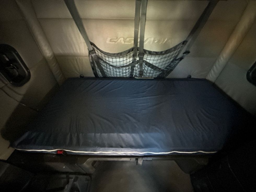 Sleeper Tractor-Heavy Duty Tractors-Freightliner-2022-T12664ST-Elmira-NY-591,958\n\t\tmiles-$ 60,000 - Image 17