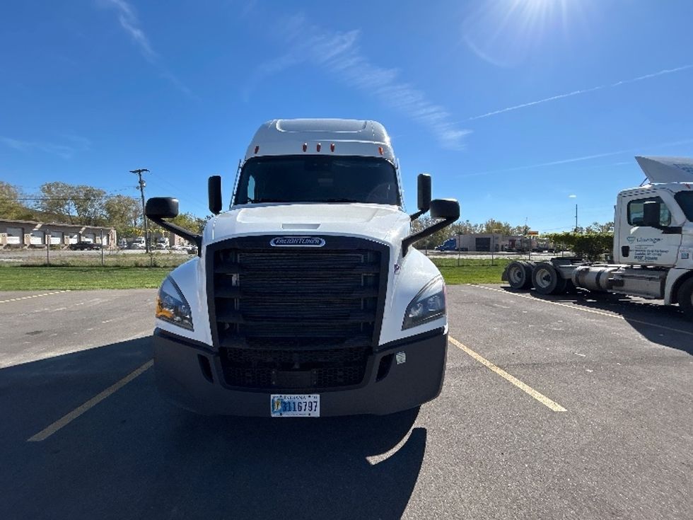 2022 Freightliner Cascadia 126" Sleeper Cab photo 2