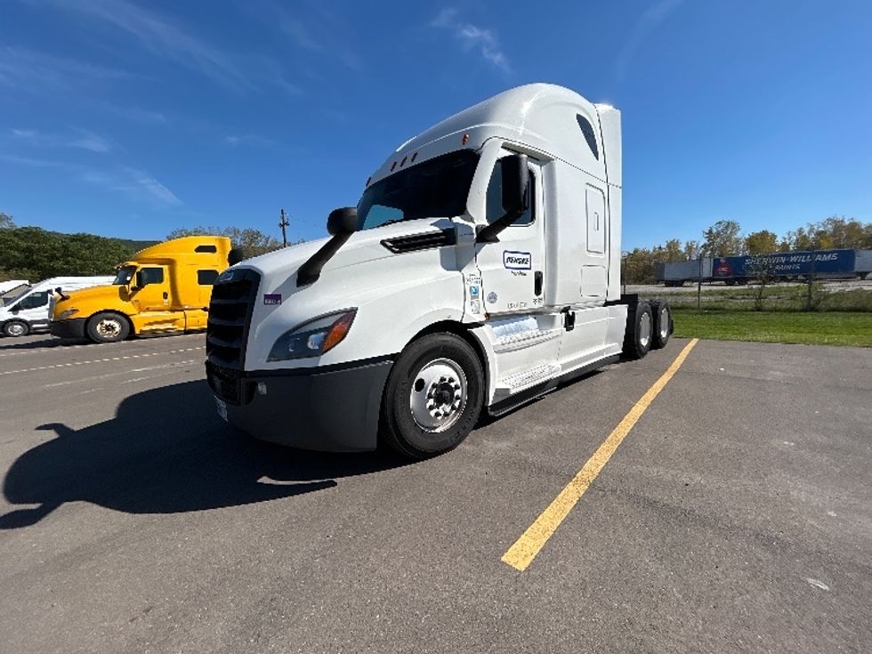 2022 Freightliner Cascadia 126" Sleeper Cab photo 3
