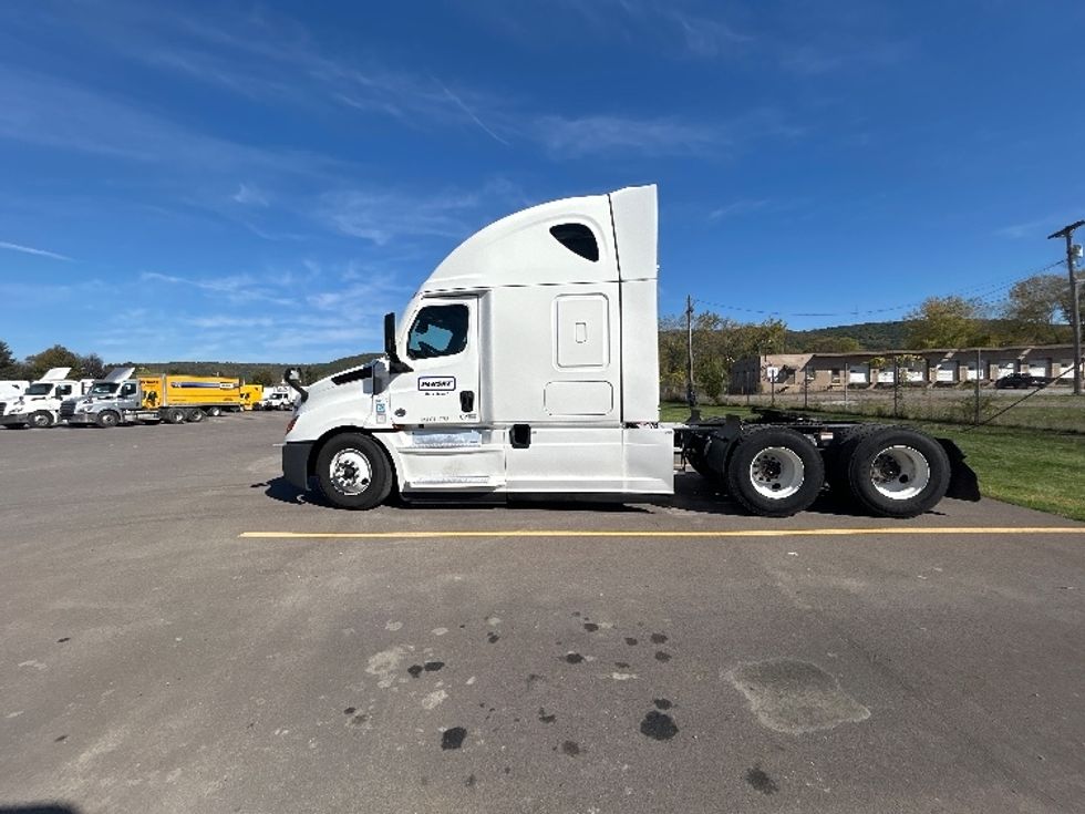 2022 Freightliner Cascadia 126" Sleeper Cab photo 4