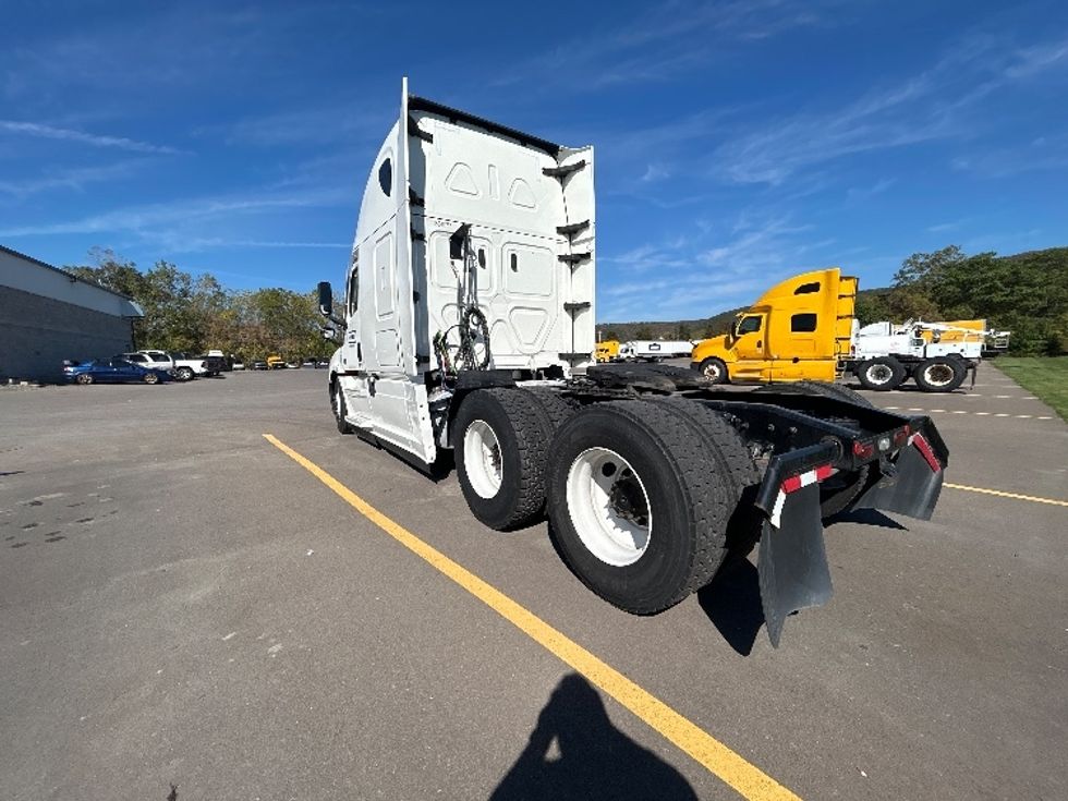 Sleeper Tractor-Heavy Duty Tractors-Freightliner-2022-T12664ST-Elmira-NY-591,958\n\t\tmiles-$ 60,000 - Image 5