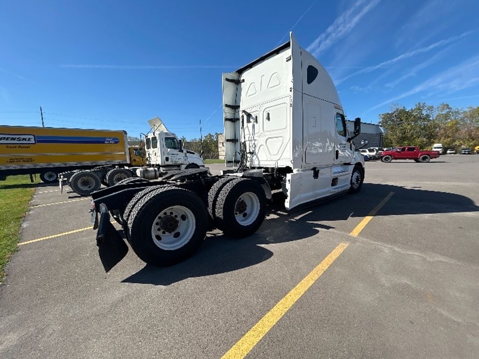 Sleeper Tractor-Heavy Duty Tractors-Freightliner-2022-T12664ST-Elmira-NY-591,958\n\t\tmiles-$ 60,000 - Image 7