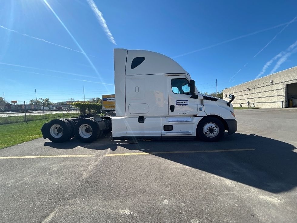 Sleeper Tractor-Heavy Duty Tractors-Freightliner-2022-T12664ST-Elmira-NY-591,958\n\t\tmiles-$ 60,000 - Image 8