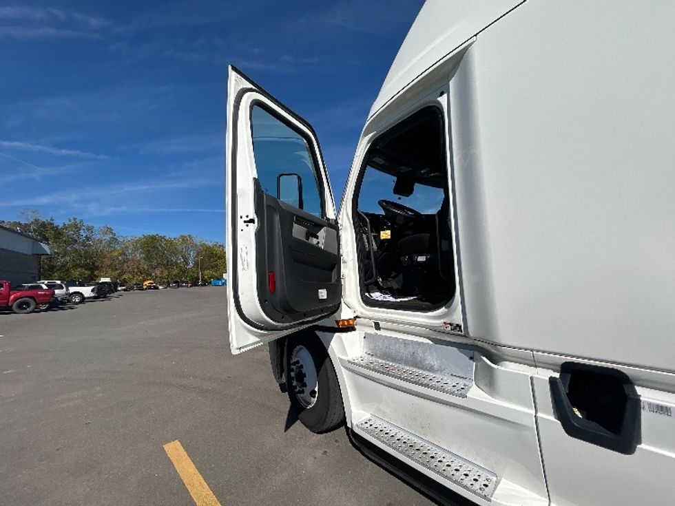 Sleeper Tractor-Heavy Duty Tractors-Freightliner-2022-T12664ST-Elmira-NY-591,958\n\t\tmiles-$ 60,000 - Image 9