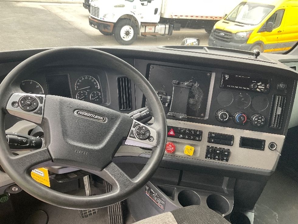 Sleeper Tractor-Heavy Duty Tractors-Freightliner-2022-T12664ST-Erlanger-KY-386,797\n\t\tmiles-$ 76,750 - Image 11