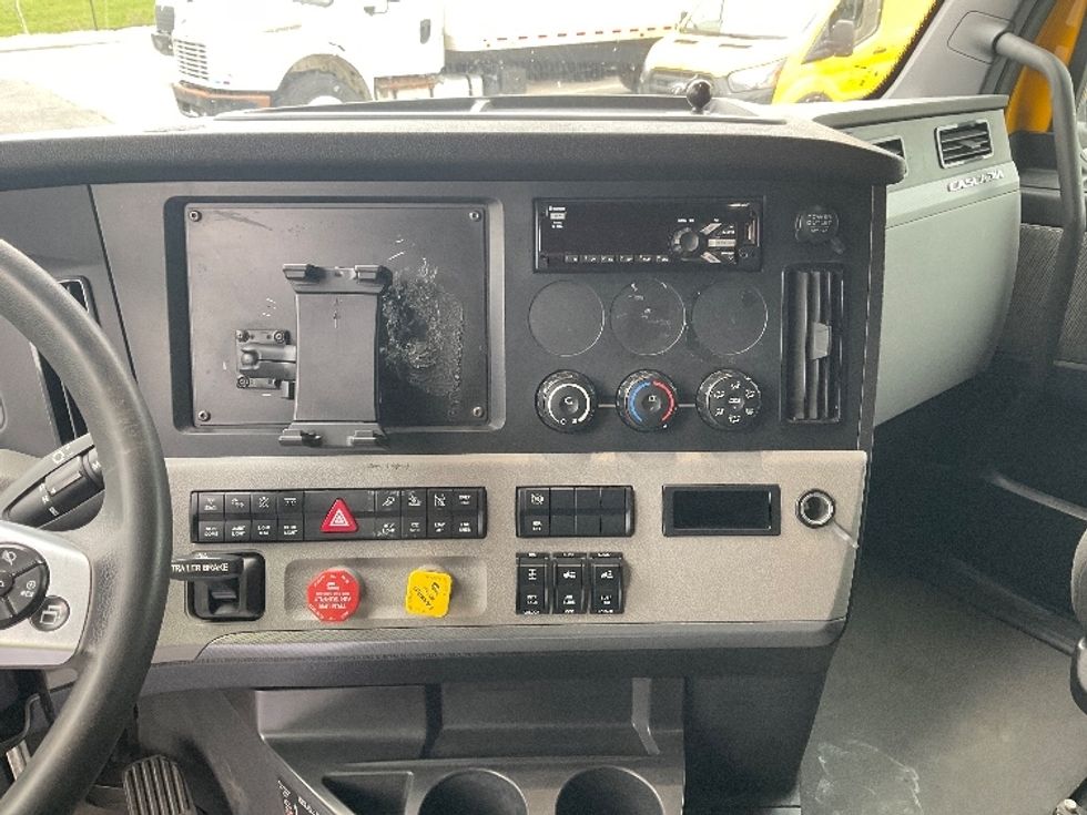 Sleeper Tractor-Heavy Duty Tractors-Freightliner-2022-T12664ST-Erlanger-KY-386,797\n\t\tmiles-$ 76,750 - Image 12