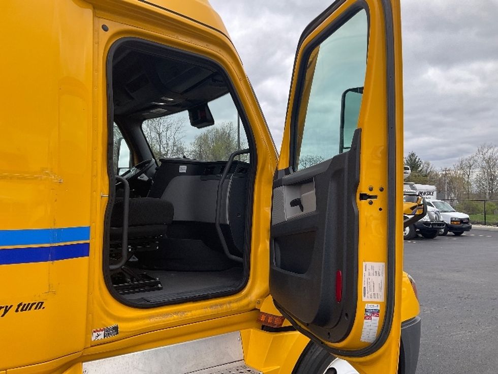 Sleeper Tractor-Heavy Duty Tractors-Freightliner-2022-T12664ST-Erlanger-KY-386,797\n\t\tmiles-$ 76,750 - Image 13