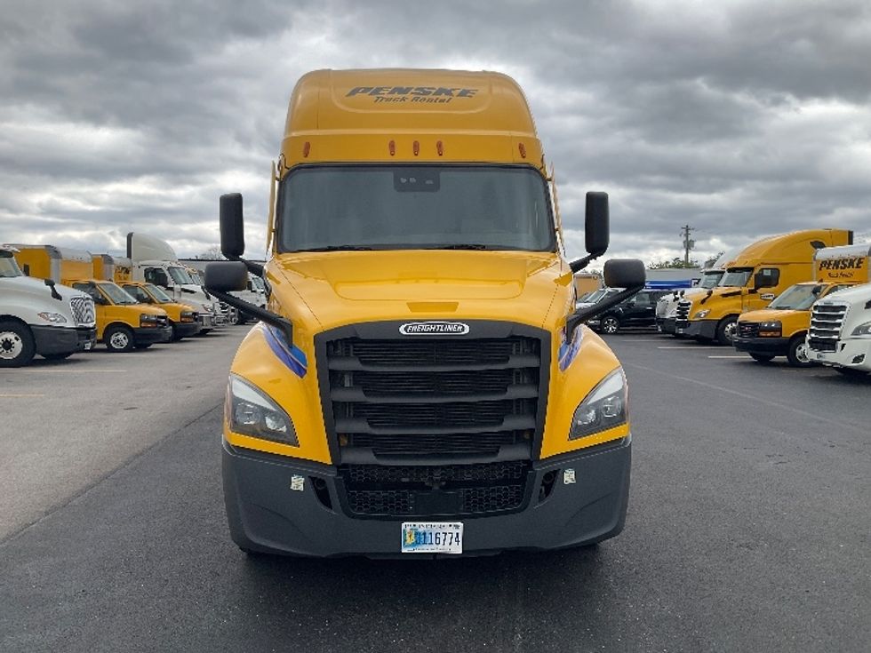 Sleeper Tractor-Heavy Duty Tractors-Freightliner-2022-T12664ST-Erlanger-KY-386,797\n\t\tmiles-$ 76,750 - Image 2