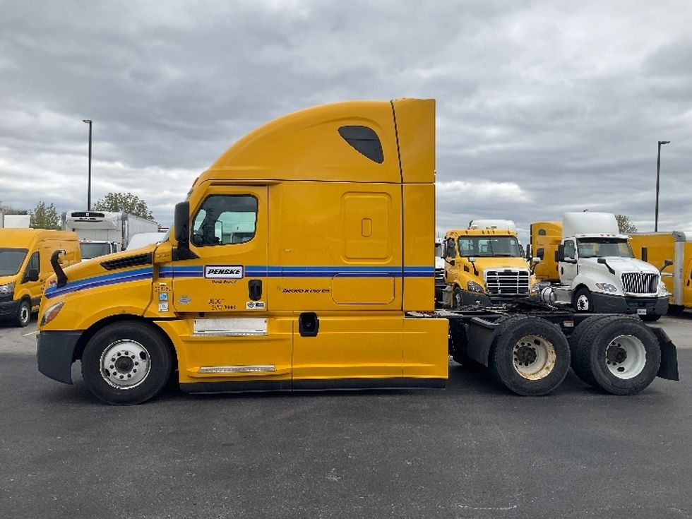 Sleeper Tractor-Heavy Duty Tractors-Freightliner-2022-T12664ST-Erlanger-KY-386,797\n\t\tmiles-$ 76,750 - Image 4