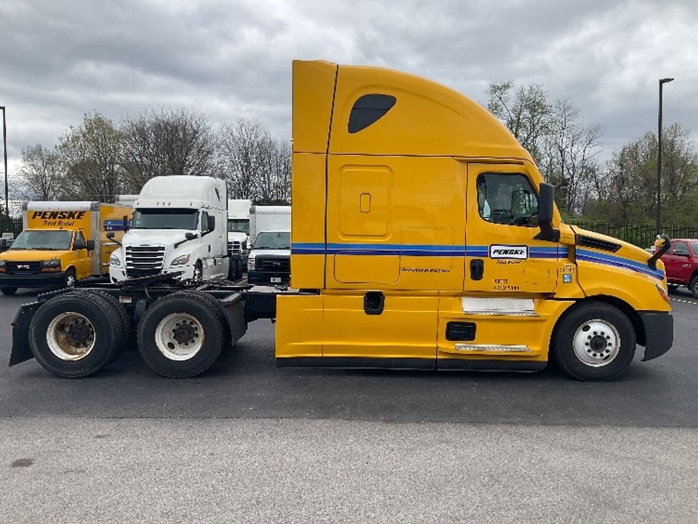 Sleeper Tractor-Heavy Duty Tractors-Freightliner-2022-T12664ST-Erlanger-KY-386,797\n\t\tmiles-$ 76,750 - Image 8