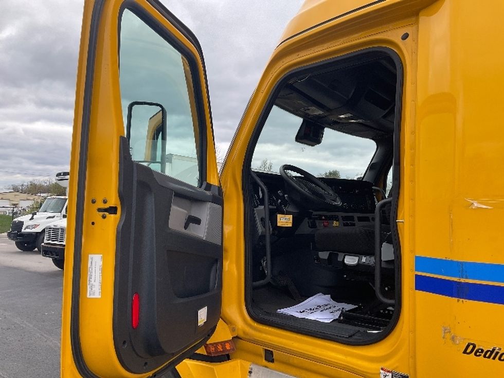 Sleeper Tractor-Heavy Duty Tractors-Freightliner-2022-T12664ST-Erlanger-KY-386,797\n\t\tmiles-$ 76,750 - Image 9