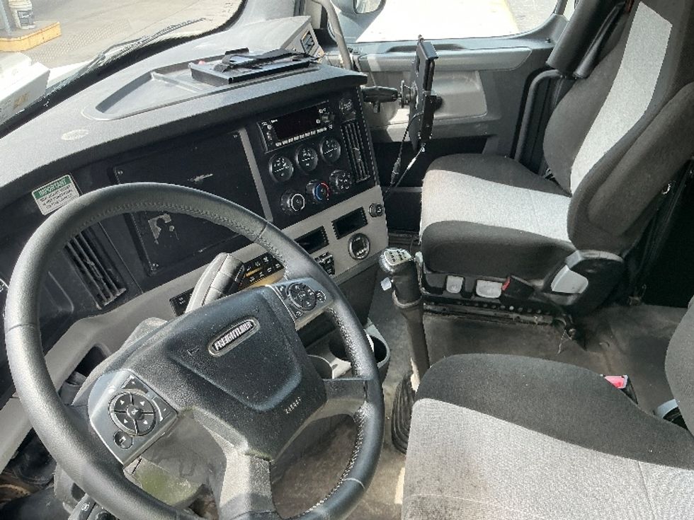 Sleeper Tractor-Heavy Duty Tractors-Freightliner-2022-T12664ST-Erlanger-KY-389,356\n\t\tmiles-$ 74,500 - Image 10