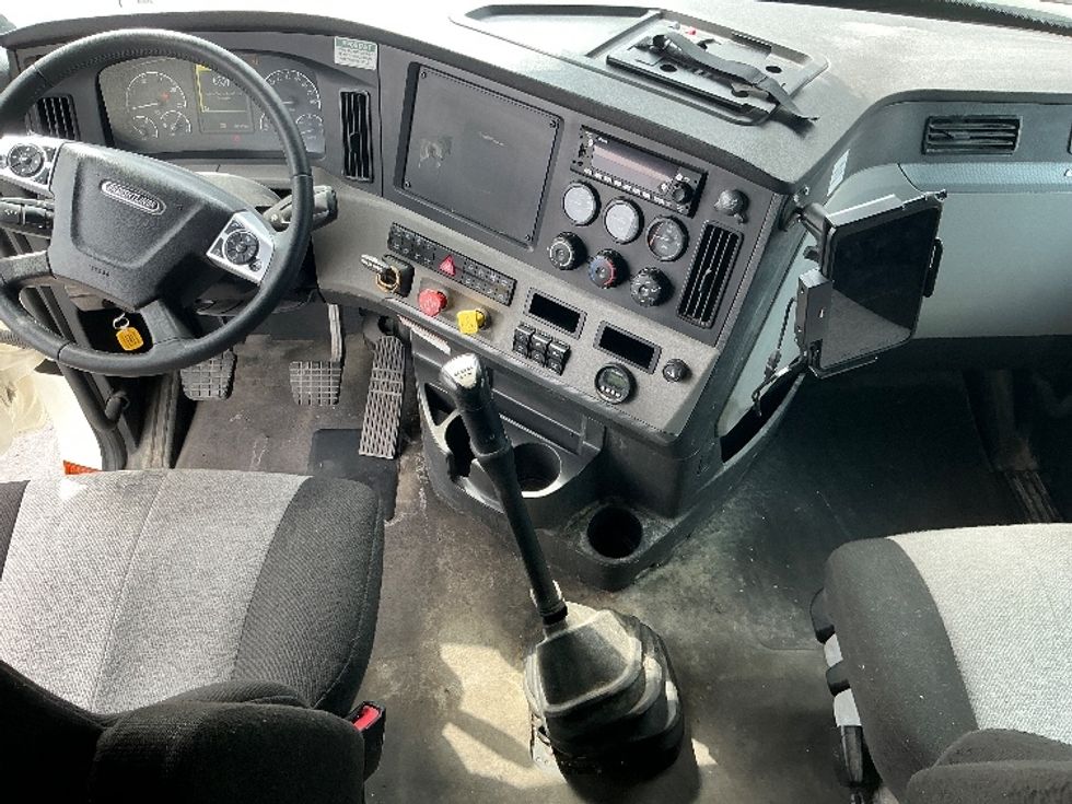 Sleeper Tractor-Heavy Duty Tractors-Freightliner-2022-T12664ST-Erlanger-KY-389,356\n\t\tmiles-$ 74,500 - Image 11