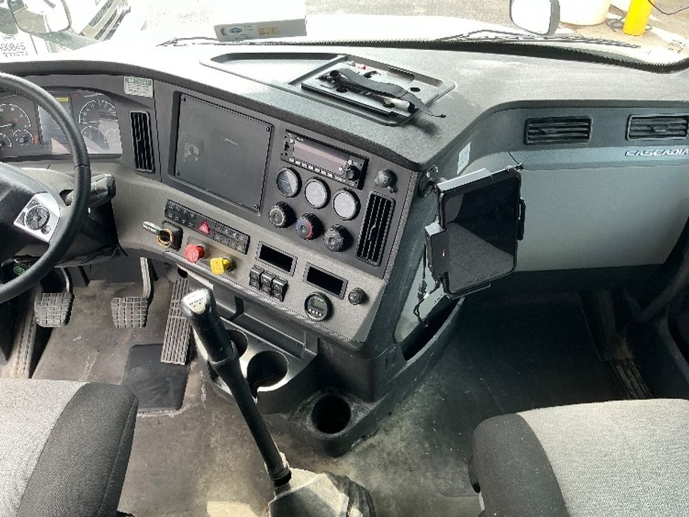 Sleeper Tractor-Heavy Duty Tractors-Freightliner-2022-T12664ST-Erlanger-KY-389,356\n\t\tmiles-$ 74,500 - Image 12