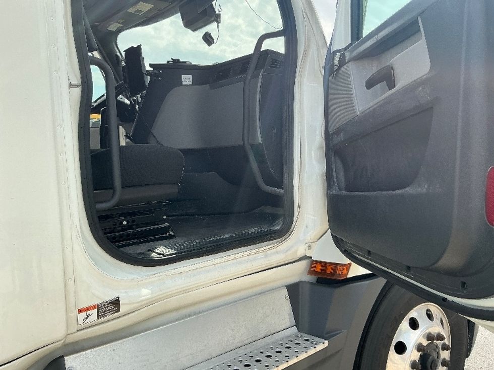 Sleeper Tractor-Heavy Duty Tractors-Freightliner-2022-T12664ST-Erlanger-KY-389,356\n\t\tmiles-$ 74,500 - Image 13