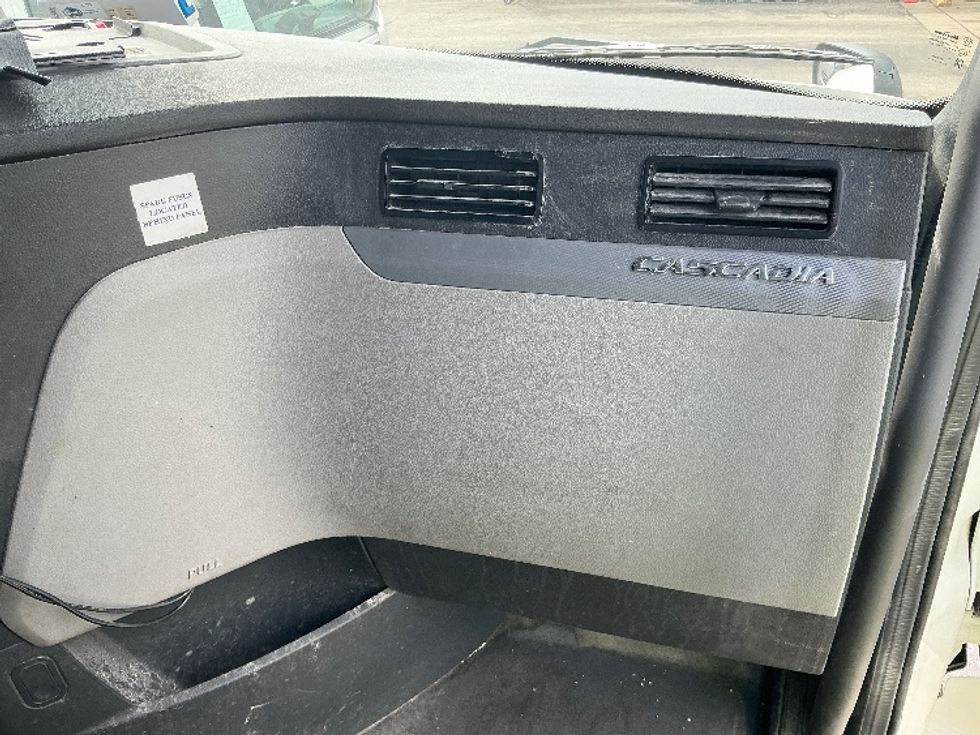 Sleeper Tractor-Heavy Duty Tractors-Freightliner-2022-T12664ST-Erlanger-KY-389,356\n\t\tmiles-$ 74,500 - Image 14