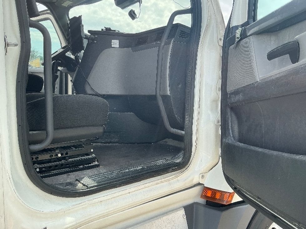 Sleeper Tractor-Heavy Duty Tractors-Freightliner-2022-T12664ST-Erlanger-KY-389,356\n\t\tmiles-$ 74,500 - Image 15