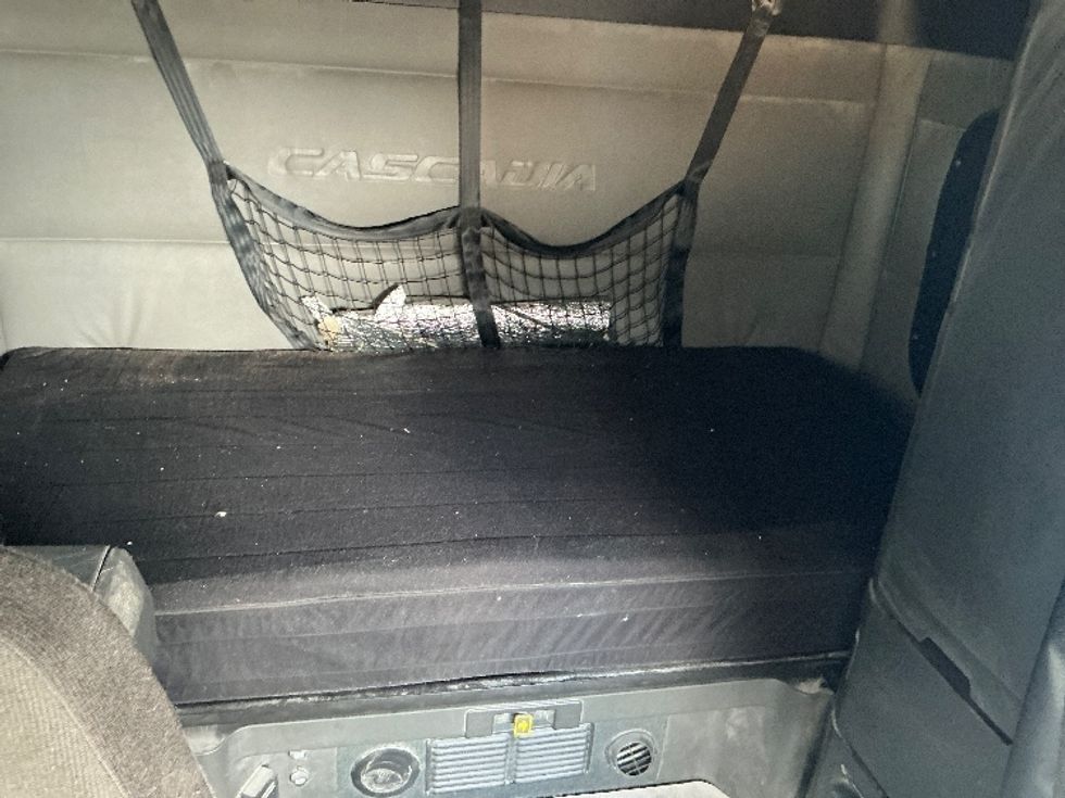 Sleeper Tractor-Heavy Duty Tractors-Freightliner-2022-T12664ST-Erlanger-KY-389,356\n\t\tmiles-$ 74,500 - Image 16