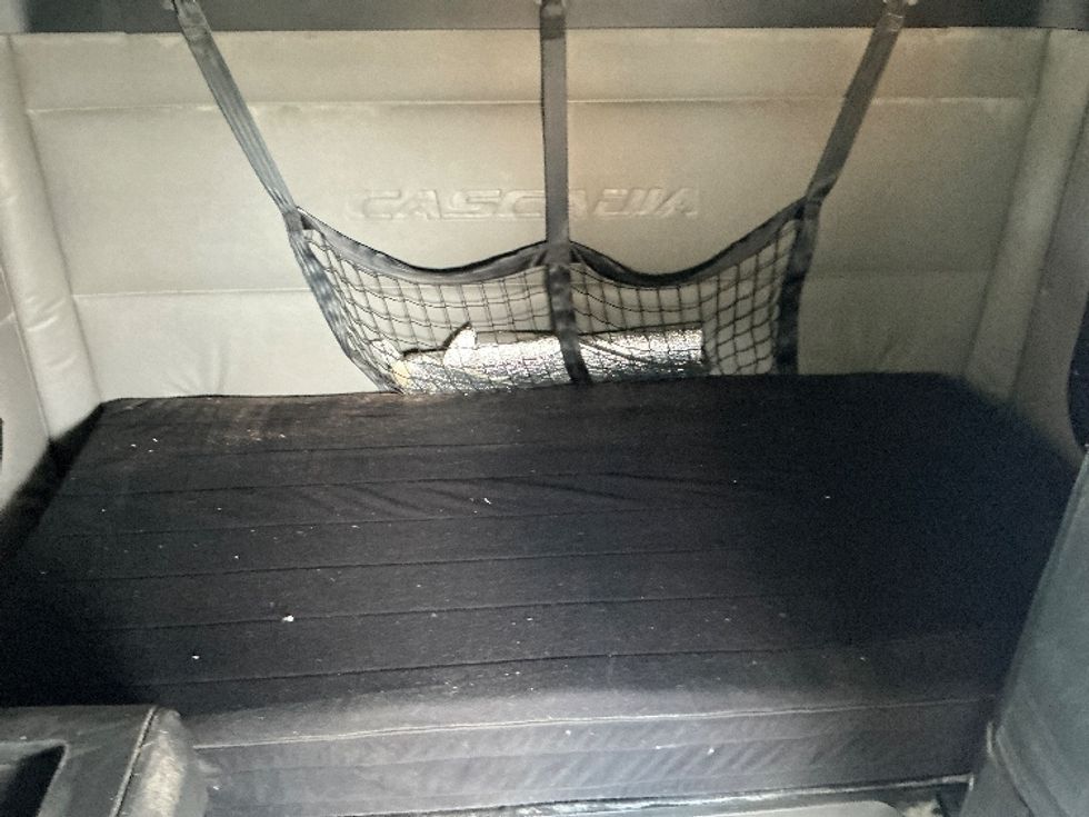 Sleeper Tractor-Heavy Duty Tractors-Freightliner-2022-T12664ST-Erlanger-KY-389,356\n\t\tmiles-$ 74,500 - Image 17