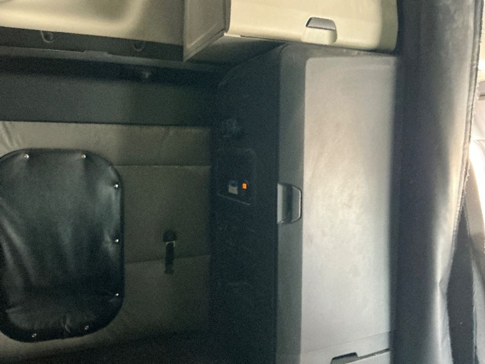 Sleeper Tractor-Heavy Duty Tractors-Freightliner-2022-T12664ST-Erlanger-KY-389,356\n\t\tmiles-$ 74,500 - Image 18