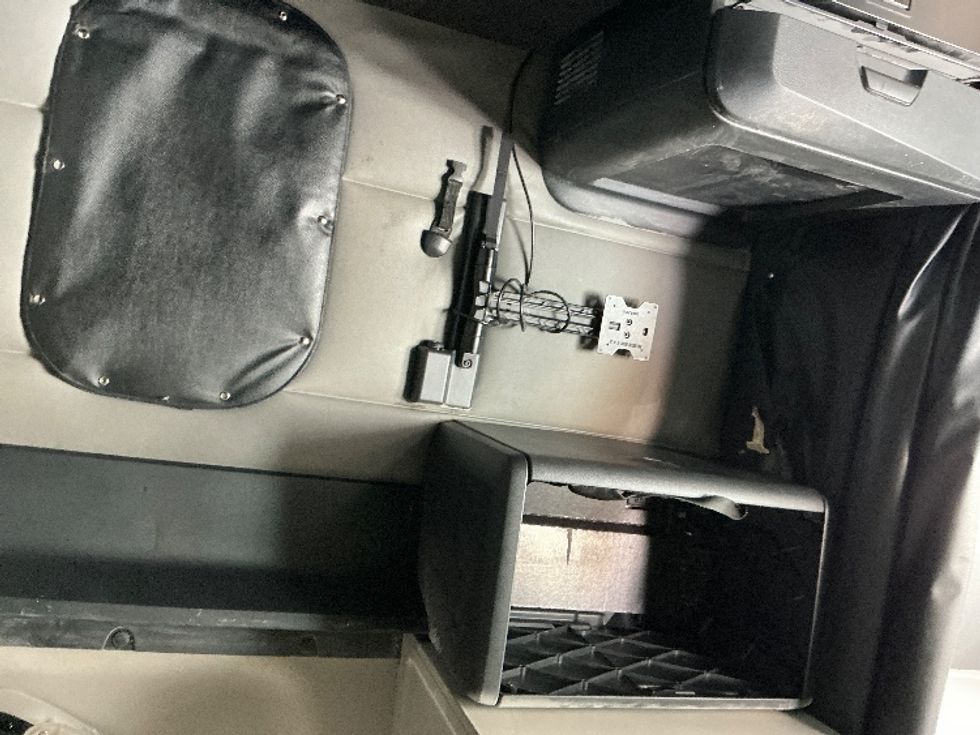 Sleeper Tractor-Heavy Duty Tractors-Freightliner-2022-T12664ST-Erlanger-KY-389,356\n\t\tmiles-$ 74,500 - Image 19