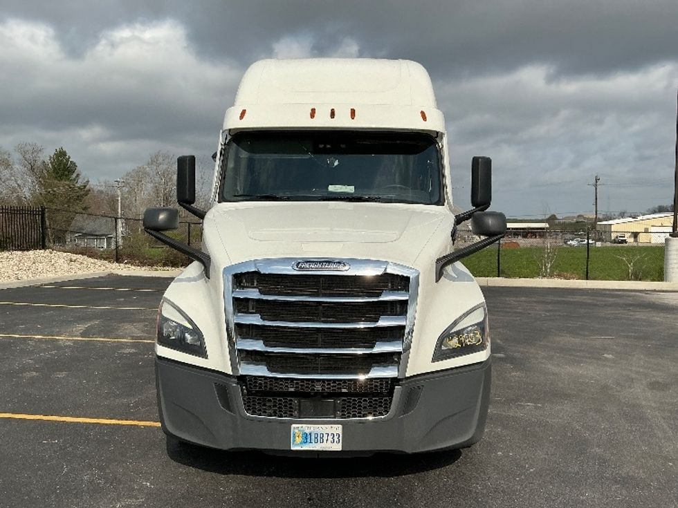 Sleeper Tractor-Heavy Duty Tractors-Freightliner-2022-T12664ST-Erlanger-KY-389,356\n\t\tmiles-$ 74,500 - Image 2