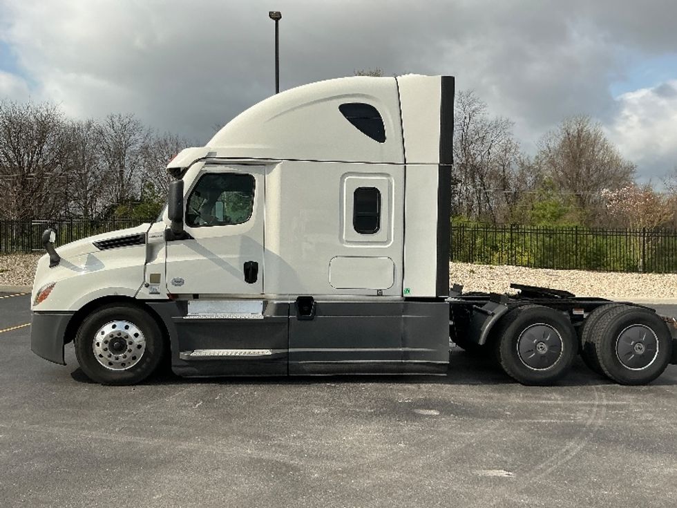 Sleeper Tractor-Heavy Duty Tractors-Freightliner-2022-T12664ST-Erlanger-KY-389,356\n\t\tmiles-$ 74,500 - Image 4