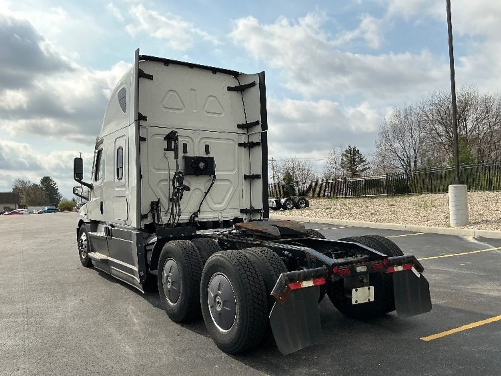 Sleeper Tractor-Heavy Duty Tractors-Freightliner-2022-T12664ST-Erlanger-KY-389,356\n\t\tmiles-$ 74,500 - Image 5