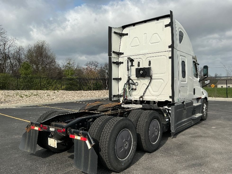 Sleeper Tractor-Heavy Duty Tractors-Freightliner-2022-T12664ST-Erlanger-KY-389,356\n\t\tmiles-$ 74,500 - Image 7